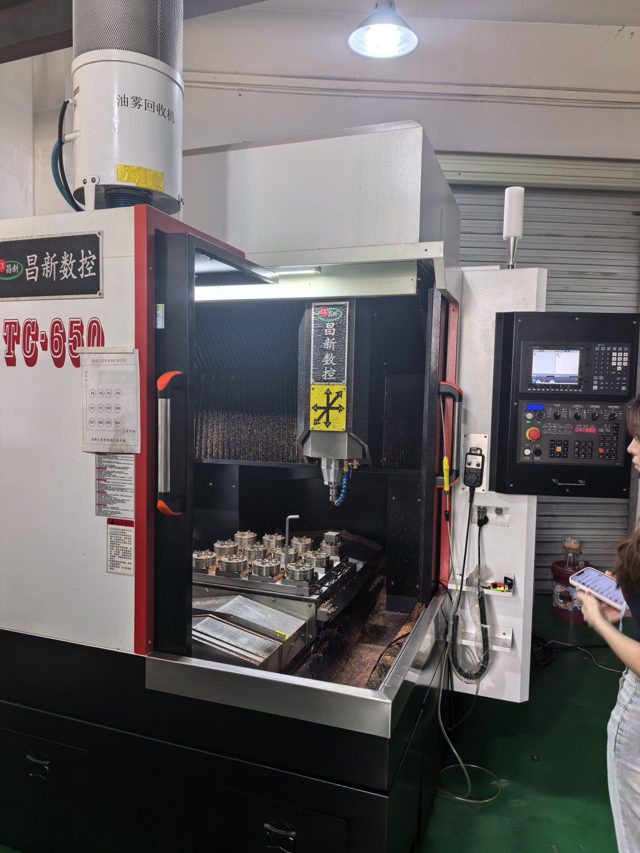 同款两台昌新TC-650精雕铜公机，带刀库，BT30主轴24000转，丝杆螺距5mm，三菱E80系统，2025年，使用几百小时
