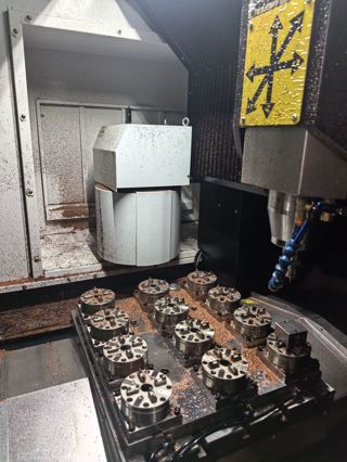 同款两台昌新TC-650精雕铜公机，带刀库，BT30主轴24000转，丝杆螺距5mm，三菱E80系统，2025年，使用几百小时-5
