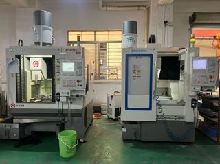 北京精雕 JDLVM400TA_A10S
三轴行程：X/Y/Z 轴分别为 400 × 400 × 260 mm。
工作台：尺寸 480×450 mm
主轴：标配 32000 rpm 高速电主轴 (JD105S-28-ISO25)，可选配 32,000 rpm。
· 刀库：32把/2020年设备
工厂教学机型，只使用了3000个小时-2