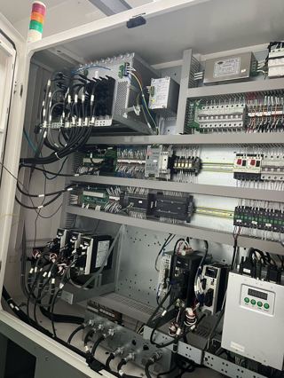 北京精雕 JDLVM400TA_A10S
三轴行程：X/Y/Z 轴分别为 400 × 400 × 260 mm。
工作台：尺寸 480×450 mm
主轴：标配 32000 rpm 高速电主轴 (JD105S-28-ISO25)，可选配 32,000 rpm。
· 刀库：32把/2020年设备
工厂教学机型，只使用了3000个小时-8