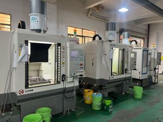 北京精雕 JDLVM400TA_A10S
三轴行程：X/Y/Z 轴分别为 400 × 400 × 260 mm。
工作台：尺寸 480×450 mm
主轴：标配 32000 rpm 高速电主轴 (JD105S-28-ISO25)，可选配 32,000 rpm。
· 刀库：32把/2020年设备
工厂教学机型，只使用了3000个小时-1