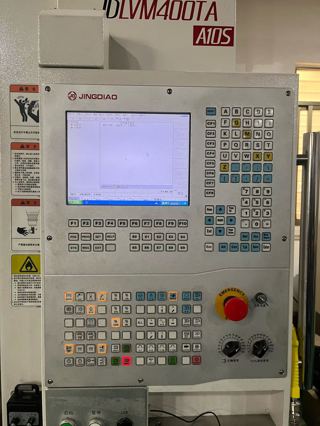 北京精雕 JDLVM400TA_A10S
三轴行程：X/Y/Z 轴分别为 400 × 400 × 260 mm。
工作台：尺寸 480×450 mm
主轴：标配 32000 rpm 高速电主轴 (JD105S-28-ISO25)，可选配 32,000 rpm。
· 刀库：32把/2020年设备
工厂教学机型，只使用了3000个小时-5