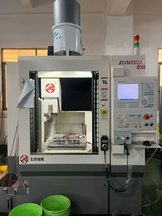 北京精雕 JDLVM400TA_A10S
三轴行程：X/Y/Z 轴分别为 400 × 400 × 260 mm。
工作台：尺寸 480×450 mm
主轴：标配 32000 rpm 高速电主轴 (JD105S-28-ISO25)，可选配 32,000 rpm。
· 刀库：32把/2020年设备
工厂教学机型，只使用了3000个小时-3