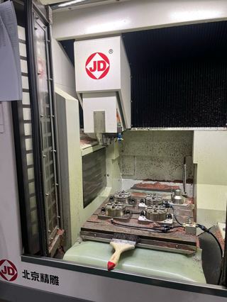 北京精雕 JDLVM400TA_A10S
三轴行程：X/Y/Z 轴分别为 400 × 400 × 260 mm。
工作台：尺寸 480×450 mm
主轴：标配 32000 rpm 高速电主轴 (JD105S-28-ISO25)，可选配 32,000 rpm。
· 刀库：32把/2020年设备
工厂教学机型，只使用了3000个小时-4