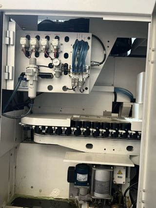 北京精雕 JDLVM400TA_A10S
三轴行程：X/Y/Z 轴分别为 400 × 400 × 260 mm。
工作台：尺寸 480×450 mm
主轴：标配 32000 rpm 高速电主轴 (JD105S-28-ISO25)，可选配 32,000 rpm。
· 刀库：32把/2020年设备
工厂教学机型，只使用了3000个小时-7