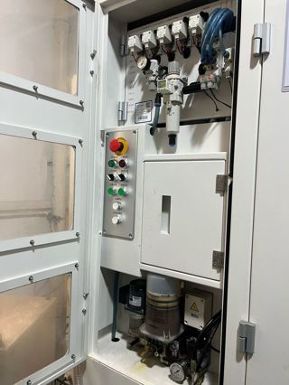北京精雕 JDLVM400TA_A10S
三轴行程：X/Y/Z 轴分别为 400 × 400 × 260 mm。
工作台：尺寸 480×450 mm
主轴：标配 32000 rpm 高速电主轴 (JD105S-28-ISO25)，可选配 32,000 rpm。
· 刀库：32把/2020年设备
工厂教学机型，只使用了3000个小时-6