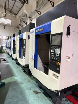 兄弟S500Z1钻攻中心，还剩13台
高扭主轴10000转，动力强劲
中心出水，深孔/攻丝更顺畅
重切削稳、排屑快、精度稳
精密五金/铝件批量首选
现货好价，欢迎试机-6