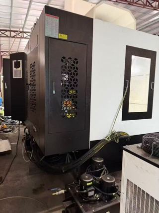 鼎亚U-T320五轴机， 极品靓机，只用500小时，2025年机，几乎全新。行程800*500*580，bt40直联12000，配24把刀库，带320五轴，中心出水，新代22MA-5系统-7