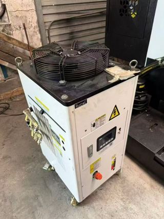 鼎亚U-T320五轴机， 极品靓机，只用500小时，2025年机，几乎全新。行程800*500*580，bt40直联12000，配24把刀库，带320五轴，中心出水，新代22MA-5系统-6