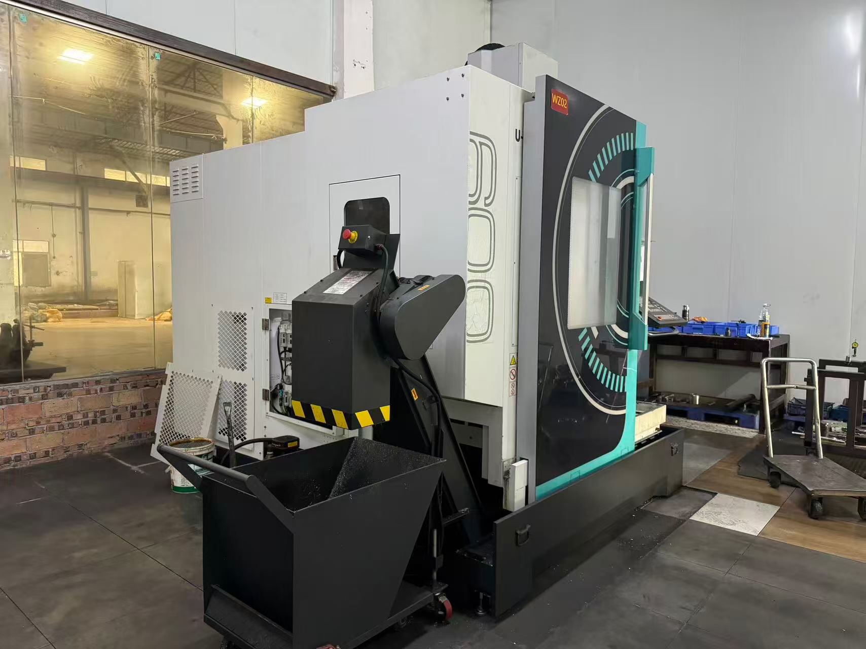 友嘉FEELER U-600 P五轴立式加工中心．23年12月份．主轴15000rpm．直线轴行程X 600．Y520．Z400 mm．盘面直径600 mm．24把刀库．配海德汉系统．