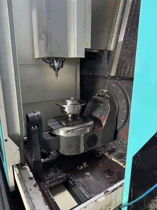 友嘉FEELER U-600 P五轴立式加工中心．23年12月份．主轴15000rpm．直线轴行程X 600．Y520．Z400 mm．盘面直径600 mm．24把刀库．配海德汉系统．-3