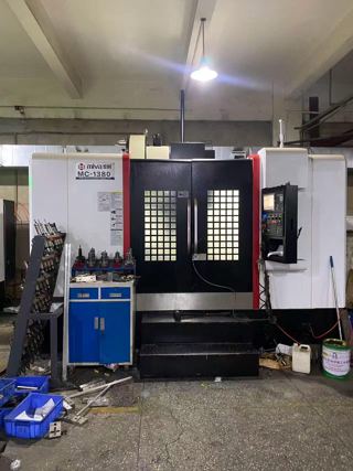 米威1380L两线一硬，新机标准，三菱M80V系统，大功率BT50皮带主轴8000转。Z轴带氮气配重平衡缸，24T刀臂式刀库。10MM丝杆螺距，模具/零件大板加工利器！-2