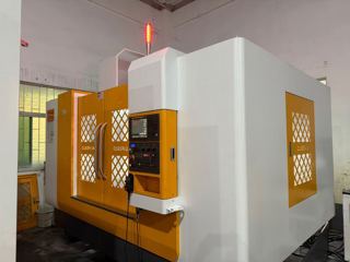 两台大兴1380L加工中心，带双排屑机
行程X1300×Y800×Z700 Fanuc 0i-MF Plus
BT50齿轮头8000转，扭矩足，重开粗不震刀
24把圆盘刀库，两线一硬重载机身，这款BT50齿轮主轴自带原厂防喷油结构+内置油冷管路在位随时试机，模具零件通用-3
