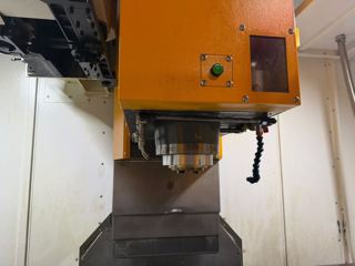 两台大兴1380L加工中心，带双排屑机
行程X1300×Y800×Z700 Fanuc 0i-MF Plus
BT50齿轮头8000转，扭矩足，重开粗不震刀
24把圆盘刀库，两线一硬重载机身，这款BT50齿轮主轴自带原厂防喷油结构+内置油冷管路在位随时试机，模具零件通用-2