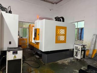 两台大兴1380L加工中心，带双排屑机
行程X1300×Y800×Z700 Fanuc 0i-MF Plus
BT50齿轮头8000转，扭矩足，重开粗不震刀
24把圆盘刀库，两线一硬重载机身，这款BT50齿轮主轴自带原厂防喷油结构+内置油冷管路在位随时试机，模具零件通用-4