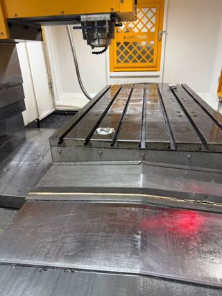 两台大兴1380L加工中心，带双排屑机
行程X1300×Y800×Z700 Fanuc 0i-MF Plus
BT50齿轮头8000转，扭矩足，重开粗不震刀
24把圆盘刀库，两线一硬重载机身，这款BT50齿轮主轴自带原厂防喷油结构+内置油冷管路在位随时试机，模具零件通用-5
