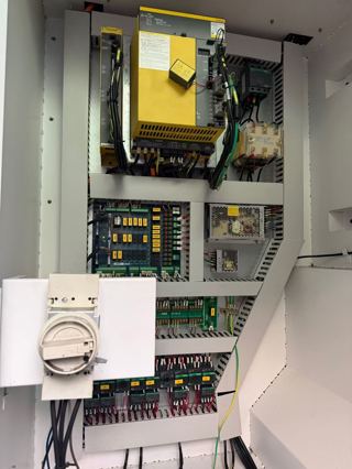 两台大兴1380L加工中心，带双排屑机
行程X1300×Y800×Z700 Fanuc 0i-MF Plus
BT50齿轮头8000转，扭矩足，重开粗不震刀
24把圆盘刀库，两线一硬重载机身，这款BT50齿轮主轴自带原厂防喷油结构+内置油冷管路在位随时试机，模具零件通用-6