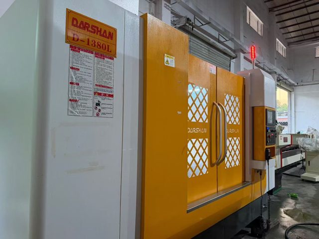 两台大兴1380L加工中心，带双排屑机
行程X1300×Y800×Z700 Fanuc 0i-MF Plus
BT50齿轮头8000转，扭矩足，重开粗不震刀
24把圆盘刀库，两线一硬重载机身，这款BT50齿轮主轴自带原厂防喷油结构+内置油冷管路在位随时试机，模具零件通用