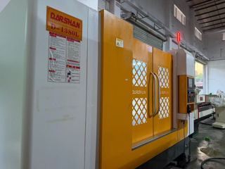 两台大兴1380L加工中心，带双排屑机
行程X1300×Y800×Z700 Fanuc 0i-MF Plus
BT50齿轮头8000转，扭矩足，重开粗不震刀
24把圆盘刀库，两线一硬重载机身，这款BT50齿轮主轴自带原厂防喷油结构+内置油冷管路在位随时试机，模具零件通用-1