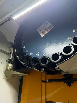 两台大兴1380L加工中心，带双排屑机
行程X1300×Y800×Z700 Fanuc 0i-MF Plus
BT50齿轮头8000转，扭矩足，重开粗不震刀
24把圆盘刀库，两线一硬重载机身，这款BT50齿轮主轴自带原厂防喷油结构+内置油冷管路在位随时试机，模具零件通用-7