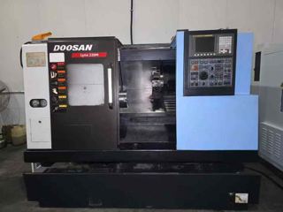 韩国斗山Doosan Lynx 220M车铣复合
单主轴、带C轴+动力刀塔机型，最大车削直径为320mm，最大车削长度322mm，床身最大回转直径510mm，棒材通孔直径45mm，主轴通孔直径53mm，最大工件重量约80kg；主轴（C轴）采用A2-6型号，最高转速可达6000min⁻¹，主轴电机功率15kW、扭矩169N·m，C轴分度精度0.001°，标配8寸液压卡盘。-2