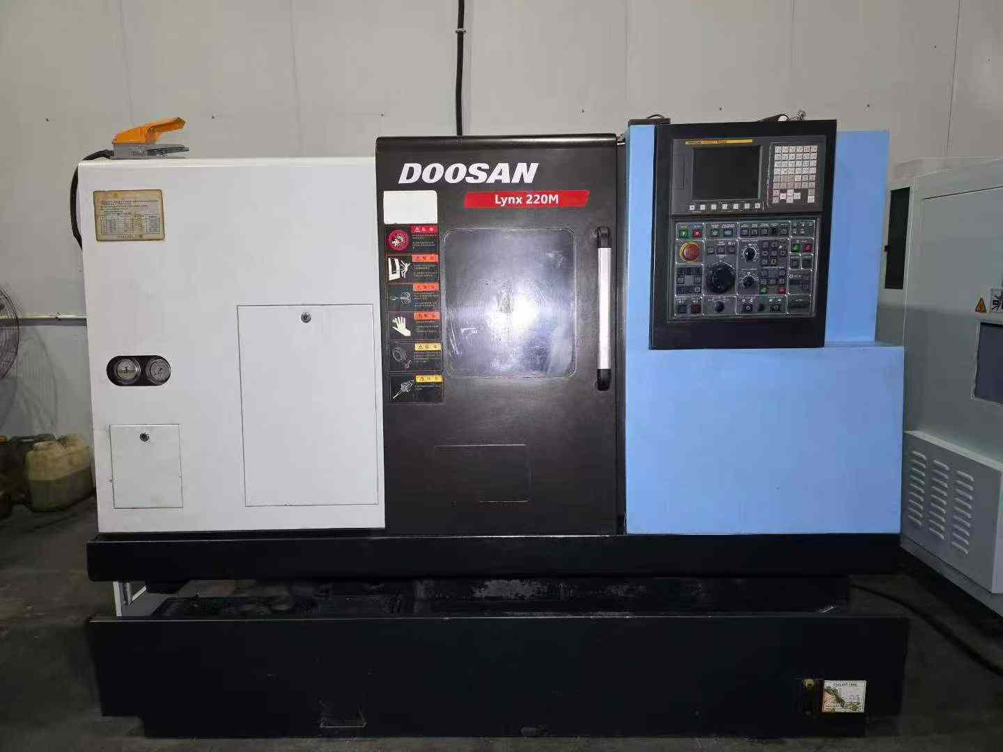 韩国斗山Doosan Lynx 220M车铣复合
单主轴、带C轴+动力刀塔机型，最大车削直径为320mm，最大车削长度322mm，床身最大回转直径510mm，棒材通孔直径45mm，主轴通孔直径53mm，最大工件重量约80kg；主轴（C轴）采用A2-6型号，最高转速可达6000min⁻¹，主轴电机功率15kW、扭矩169N·m，C轴分度精度0.001°，标配8寸液压卡盘。