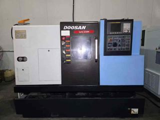 韩国斗山Doosan Lynx 220M车铣复合
单主轴、带C轴+动力刀塔机型，最大车削直径为320mm，最大车削长度322mm，床身最大回转直径510mm，棒材通孔直径45mm，主轴通孔直径53mm，最大工件重量约80kg；主轴（C轴）采用A2-6型号，最高转速可达6000min⁻¹，主轴电机功率15kW、扭矩169N·m，C轴分度精度0.001°，标配8寸液压卡盘。-1