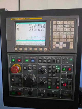 韩国斗山Doosan Lynx 220M车铣复合
单主轴、带C轴+动力刀塔机型，最大车削直径为320mm，最大车削长度322mm，床身最大回转直径510mm，棒材通孔直径45mm，主轴通孔直径53mm，最大工件重量约80kg；主轴（C轴）采用A2-6型号，最高转速可达6000min⁻¹，主轴电机功率15kW、扭矩169N·m，C轴分度精度0.001°，标配8寸液压卡盘。-3