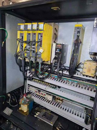 韩国斗山Doosan Lynx 220M车铣复合
单主轴、带C轴+动力刀塔机型，最大车削直径为320mm，最大车削长度322mm，床身最大回转直径510mm，棒材通孔直径45mm，主轴通孔直径53mm，最大工件重量约80kg；主轴（C轴）采用A2-6型号，最高转速可达6000min⁻¹，主轴电机功率15kW、扭矩169N·m，C轴分度精度0.001°，标配8寸液压卡盘。-8