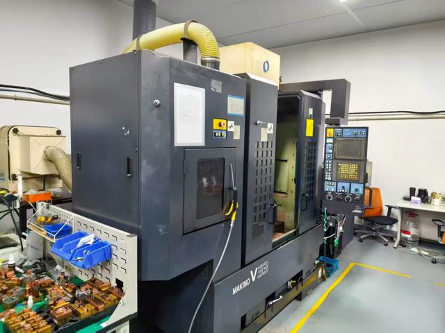 Makino V33
目前在工厂