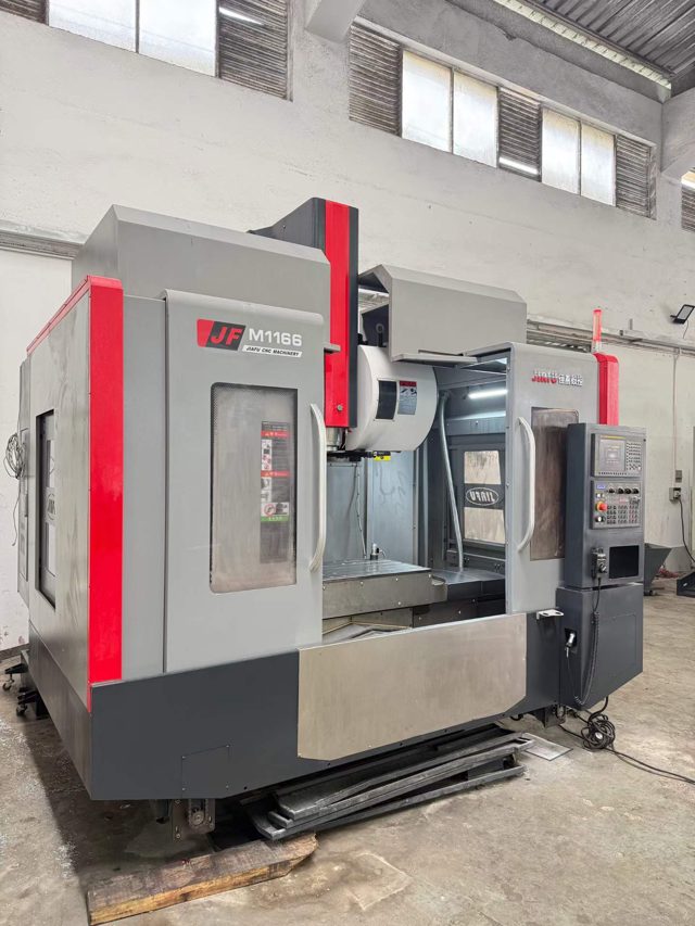 佳富M1166，双刀库，24年准新机。
BT40主轴12000转，48把刀库，
XZ重型6滑块，发那科MFplus系统，
内置双螺杆，外置龙头排削机，原版原漆。