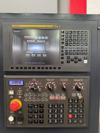佳富M1166，双刀库，24年准新机。
BT40主轴12000转，48把刀库，
XZ重型6滑块，发那科MFplus系统，
内置双螺杆，外置龙头排削机，原版原漆。-7