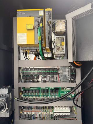 佳富M1166，双刀库，24年准新机。
BT40主轴12000转，48把刀库，
XZ重型6滑块，发那科MFplus系统，
内置双螺杆，外置龙头排削机，原版原漆。-8