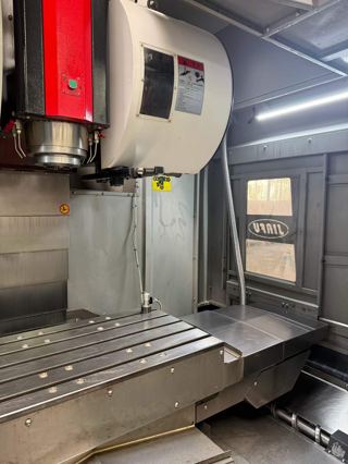 佳富M1166，双刀库，24年准新机。
BT40主轴12000转，48把刀库，
XZ重型6滑块，发那科MFplus系统，
内置双螺杆，外置龙头排削机，原版原漆。-6