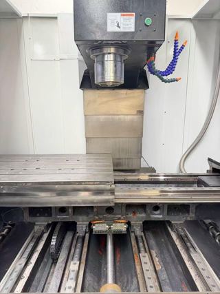 佳富1380L两线一硬，95新靓机，
Y轴4条45滚柱线轨，X轴55滚柱线轨，
BT50罗翌主轴8000转，三菱M80系统，
重型床身，带：双螺杆后排削机，油冷机。-7