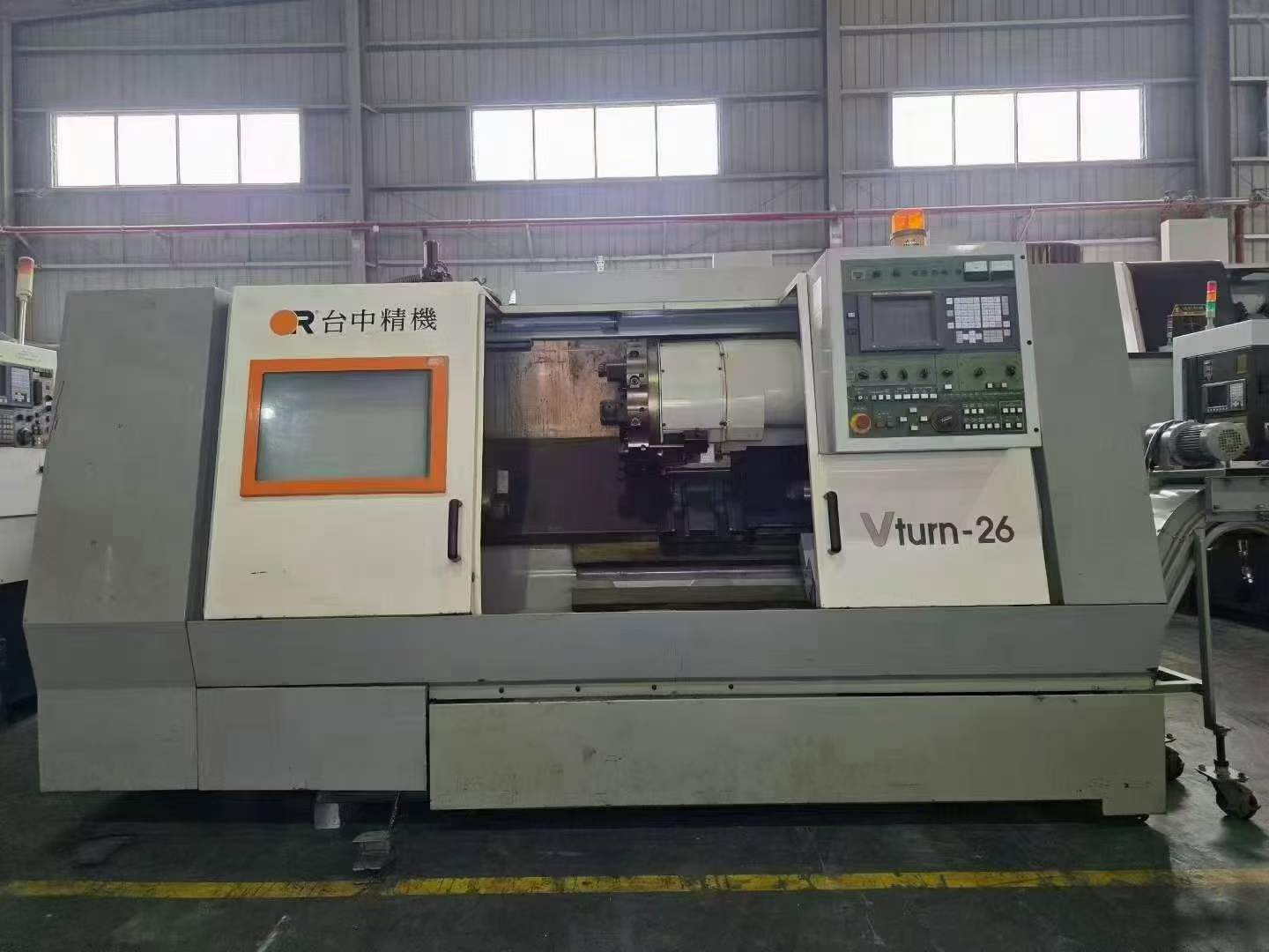 台中精机V26车铣复合（长度1.1米）最大车削直径φ500 mm，最大车削长度1075 mm（约1.1米），床身最大回转直径φ520 mm，卡盘规格A2-8（10寸），12工位伺服动力刀塔，到90度0度动力头各一个，机床安装未用，新机精度。
