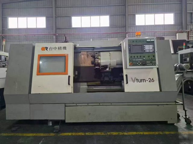 台中精机V26车铣复合（长度1.1米）最大车削直径φ500 mm，最大车削长度1075 mm（约1.1米），床身最大回转直径φ520 mm，卡盘规格A2-8（10寸），12工位伺服动力刀塔，到90度0度动力头各一个，机床安装未用，新机精度。