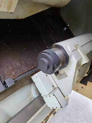 台中精机V26车铣复合（长度1.1米）最大车削直径φ500 mm，最大车削长度1075 mm（约1.1米），床身最大回转直径φ520 mm，卡盘规格A2-8（10寸），12工位伺服动力刀塔，到90度0度动力头各一个，机床安装未用，新机精度。-5