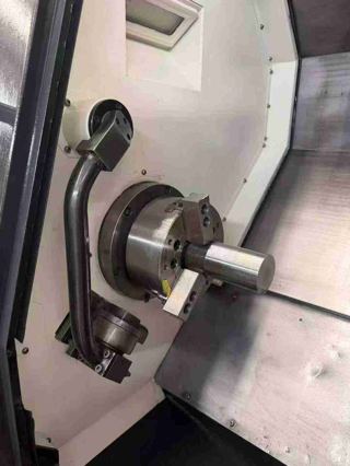 韩国威亚L210A数控斜车 2016年机器 带对刀仪
发那科系统，8寸液压卡盘，12工位私服液压刀塔，A2‑6主轴法兰，主轴通孔φ65mm，可过65mm棒料，床身最大回转直径：Φ550mm，滑板最大回转直径：Φ350mm，最大车削长度：410mm。-3