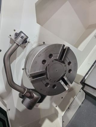 331，韩国威亚L400C数控车床。15寸卡盘，A2-11主轴，高低档齿轮变速，10工位刀架，液压尾座，X轴行程650，Z轴1200，过棒材105。安装少用，新机精度。-5