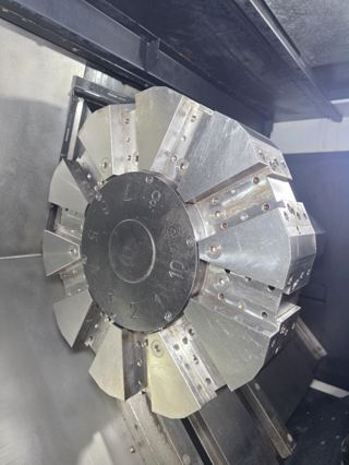 332，韩国斗山PUMA4005，A2-11主轴，过棒料117.5，配18寸三千里液压卡盘，主轴带齿轮箱 /重切神器，回转直径790，最大工件加工长度1042mm，两轴重型硬轨，12工位伺服液压刀塔,机床安装少用，新机品质精度。-7