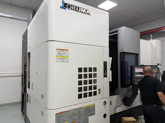 333，大隈 MULTUS U3000 车铣复合
8寸卡盘
系统:OSP-P300SA
最大加工直径：φ650mm；
最大加工长度：标配1000mm
主轴接口JIS A2‑6
主轴转速:5000r/min；
电机功率：22kW（间歇）/15kW（连续）
带B轴（摆动240°），铣削主轴最高12000rpm，车铣一体一次装夹成型
刀库：标配40把刀具
快移速度：
X/Z轴：50m/min；Y/Z副轴：40m/min
出厂时间：2020年10月
适配航空、精密汽配复杂零件