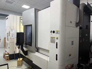 333，大隈 MULTUS U3000 车铣复合
8寸卡盘
系统:OSP-P300SA
最大加工直径：φ650mm；
最大加工长度：标配1000mm
主轴接口JIS A2‑6
主轴转速:5000r/min；
电机功率：22kW（间歇）/15kW（连续）
带B轴（摆动240°），铣削主轴最高12000rpm，车铣一体一次装夹成型
刀库：标配40把刀具
快移速度：
X/Z轴：50m/min；Y/Z副轴：40m/min
出厂时间：2020年10月
适配航空、精密汽配复杂零件-2