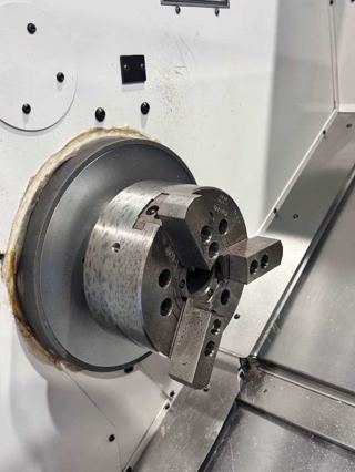 334，现货出售北一大隈LBR-370-e数控车床4台
OSP-P300LA-e大隈数控系统
配8寸卡盘电主轴最高转速4500rpm
主轴功率15/11kw
最大车削直径370mm
最大回转直径530mm
最大加工长度1000mm
主轴通孔52mm
工字式硬轨设计
X行程260快移速度20
Z行程1020快移速度25
12工位伺服刀塔，换刀速度0.1秒/分度
外形尺寸3310*1895*1925
重量6000Kg
试机精度一丝内
2023年出厂少用

LBR-370系列采用耐弯耐扭高刚性箱型斜床身设计，即使在强力切屑下也可以实现稳定的高精度加工，能满足各类高温合金、钛合金、耐热合金、不锈钢等特殊硬料的重切削和高精度加工
大功率电主轴设计消除了皮带和齿轮的振动，保证了加工精度和表面光洁度-4