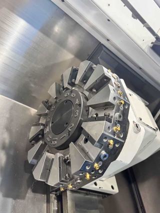 334，现货出售北一大隈LBR-370-e数控车床4台
OSP-P300LA-e大隈数控系统
配8寸卡盘电主轴最高转速4500rpm
主轴功率15/11kw
最大车削直径370mm
最大回转直径530mm
最大加工长度1000mm
主轴通孔52mm
工字式硬轨设计
X行程260快移速度20
Z行程1020快移速度25
12工位伺服刀塔，换刀速度0.1秒/分度
外形尺寸3310*1895*1925
重量6000Kg
试机精度一丝内
2023年出厂少用

LBR-370系列采用耐弯耐扭高刚性箱型斜床身设计，即使在强力切屑下也可以实现稳定的高精度加工，能满足各类高温合金、钛合金、耐热合金、不锈钢等特殊硬料的重切削和高精度加工
大功率电主轴设计消除了皮带和齿轮的振动，保证了加工精度和表面光洁度-6