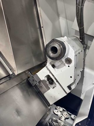 334，现货出售北一大隈LBR-370-e数控车床4台
OSP-P300LA-e大隈数控系统
配8寸卡盘电主轴最高转速4500rpm
主轴功率15/11kw
最大车削直径370mm
最大回转直径530mm
最大加工长度1000mm
主轴通孔52mm
工字式硬轨设计
X行程260快移速度20
Z行程1020快移速度25
12工位伺服刀塔，换刀速度0.1秒/分度
外形尺寸3310*1895*1925
重量6000Kg
试机精度一丝内
2023年出厂少用

LBR-370系列采用耐弯耐扭高刚性箱型斜床身设计，即使在强力切屑下也可以实现稳定的高精度加工，能满足各类高温合金、钛合金、耐热合金、不锈钢等特殊硬料的重切削和高精度加工
大功率电主轴设计消除了皮带和齿轮的振动，保证了加工精度和表面光洁度-7