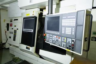 336，日本OKUMA 大隈斜轨车床
 型号：LU3000EX 2SC1000
大隈 SIMUL TURN 双刀塔双主轴数控车床
 主轴顶尖间距（最大加工长度）：1000mm（型号尾缀1000代表此参数）
床身上最大回转直径：φ580 mm
最大精加工切削直径：φ410 mm
X轴行程、Z轴行程：双刀塔结构，
主轴最高转速：5000rpm
标配OSP-P300LA数控系统，-2
