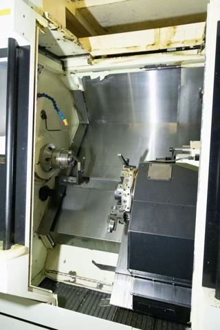 336，日本OKUMA 大隈斜轨车床
 型号：LU3000EX 2SC1000
大隈 SIMUL TURN 双刀塔双主轴数控车床
 主轴顶尖间距（最大加工长度）：1000mm（型号尾缀1000代表此参数）
床身上最大回转直径：φ580 mm
最大精加工切削直径：φ410 mm
X轴行程、Z轴行程：双刀塔结构，
主轴最高转速：5000rpm
标配OSP-P300LA数控系统，-6