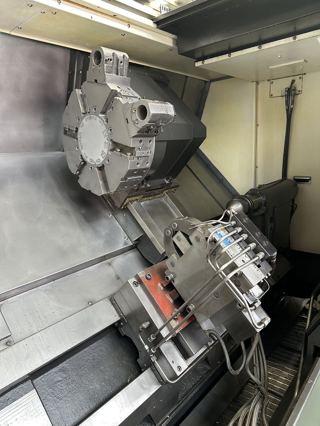 341，韩国原装进口威亚 L300LA 加长版数控车床
带一个中心架，齿轮主轴3000转
10寸卡盘、12工位，带尾座
X/Z行程：290*1350mm
最大回转直径：750mm
最大加工直径：500mm
最大加工长度：1320mm
最大棒料直径：76mm
最高转速：3000rpm
主轴电机功率：18.5/22kw
发那科系统，2016年出厂-6