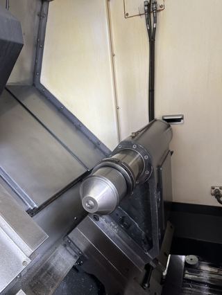 341，韩国原装进口威亚 L300LA 加长版数控车床
带一个中心架，齿轮主轴3000转
10寸卡盘、12工位，带尾座
X/Z行程：290*1350mm
最大回转直径：750mm
最大加工直径：500mm
最大加工长度：1320mm
最大棒料直径：76mm
最高转速：3000rpm
主轴电机功率：18.5/22kw
发那科系统，2016年出厂-8